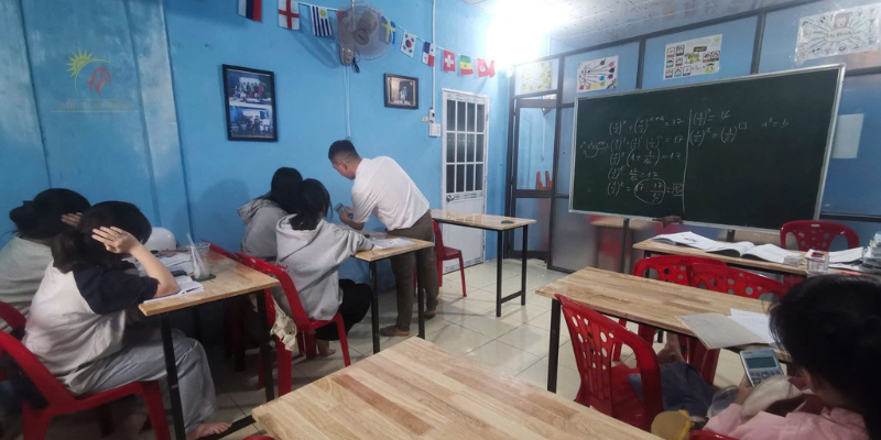 Giáo viên trường công lập có được dạy thêm không?
